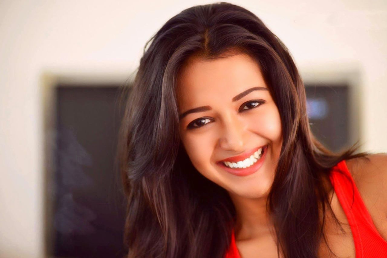 Catherine Tresa Smiling HD Wallpaper