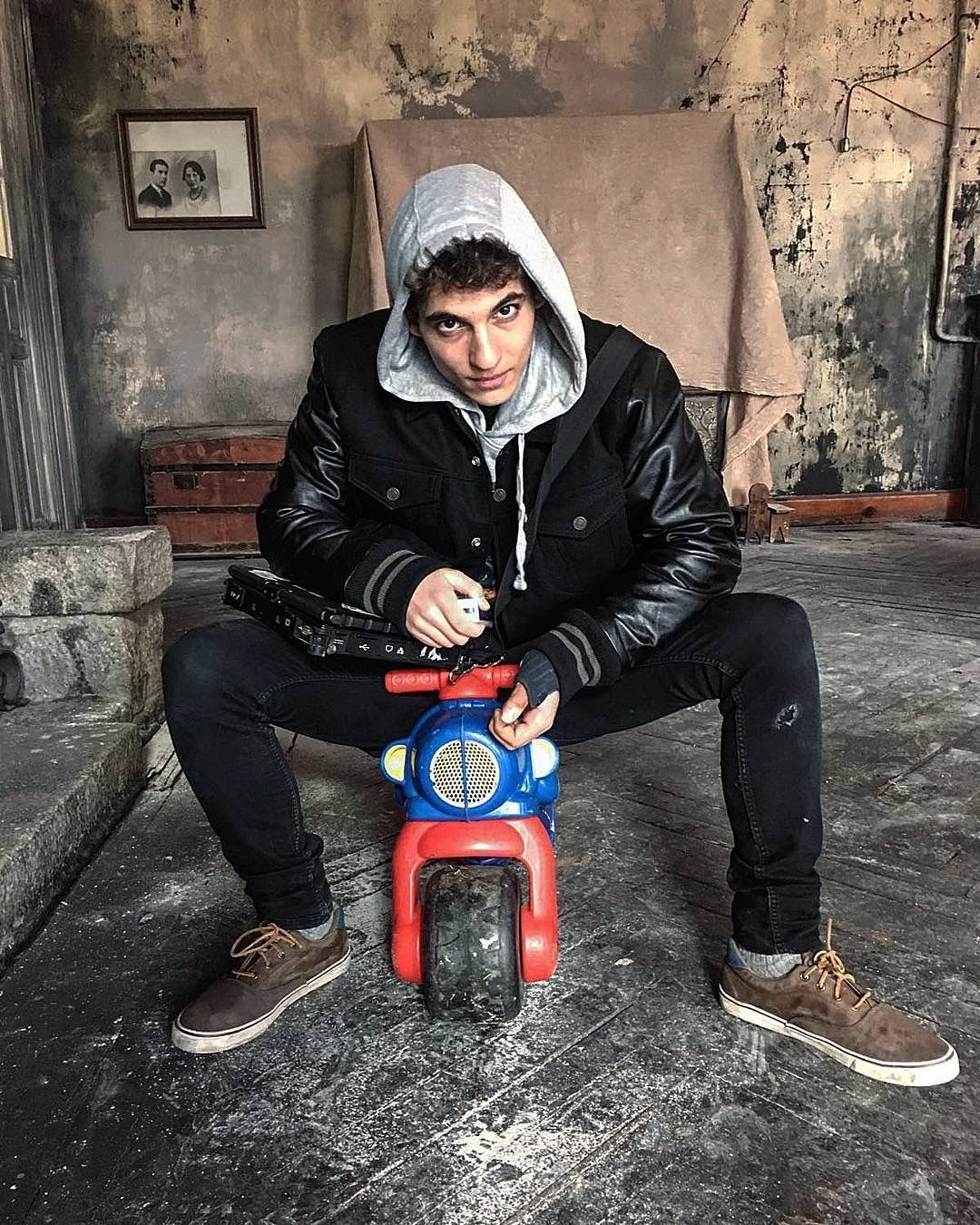 Miguel Herran. Casa de papelao, La casa de