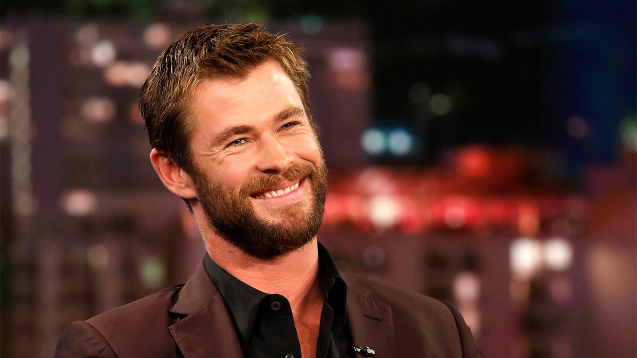 Hollywood actor Chris Hemsworth handsome movie photo wallpaper
