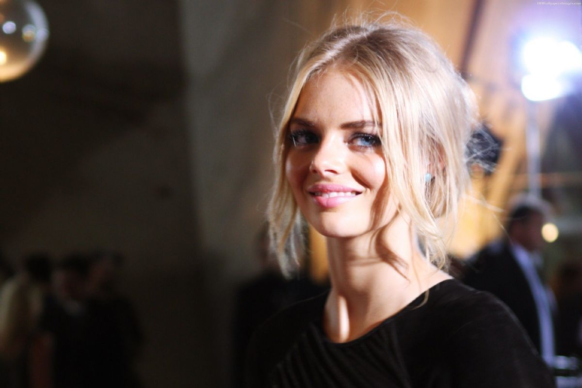 Who is Samara Weaving dating? 