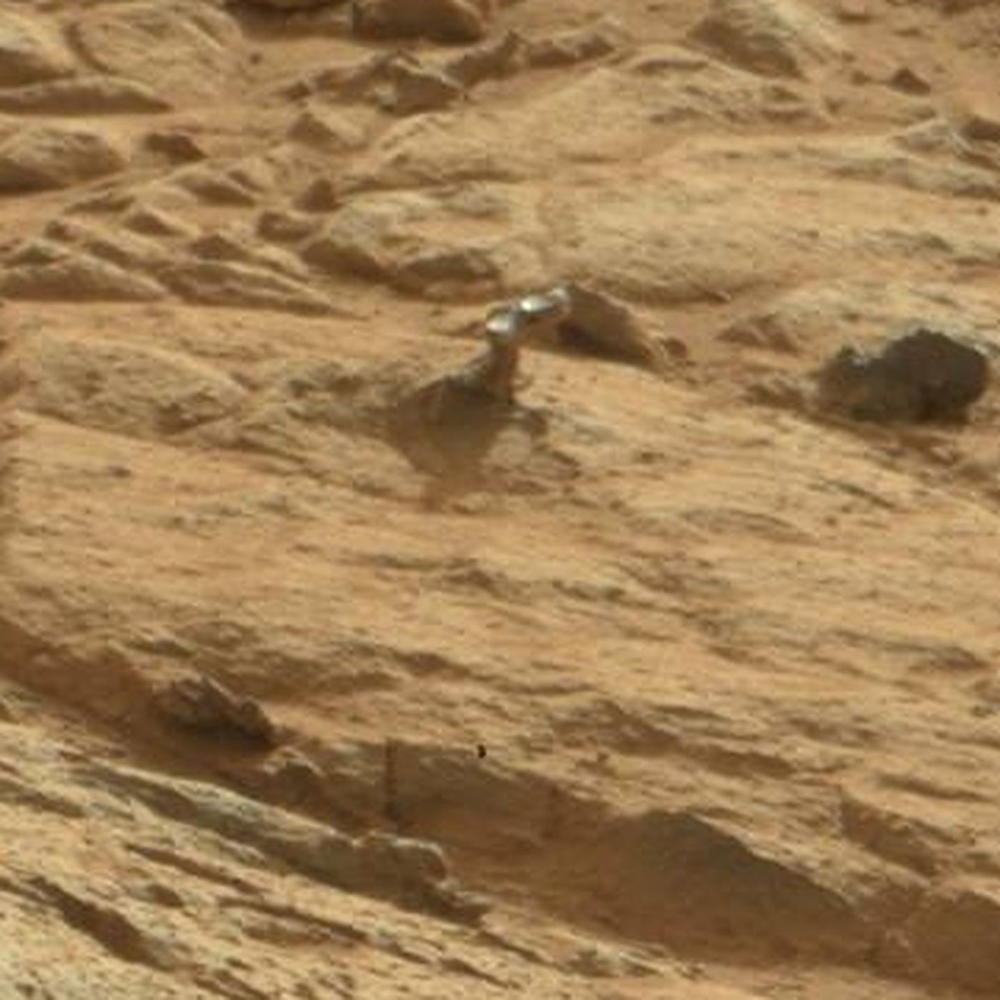 Curiosity rover spots strange hunk of metal on Mars