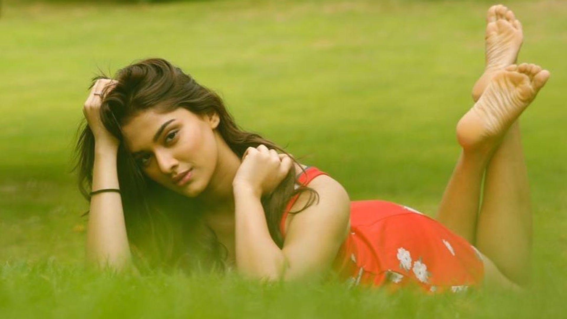 Saiee Manjrekar Background Wallpaper