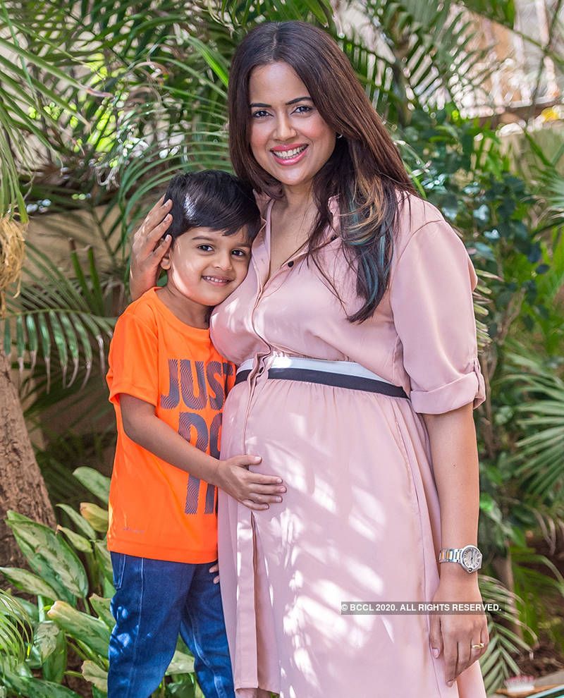 Sameera Reddy shares the first photo of her baby girl Pics