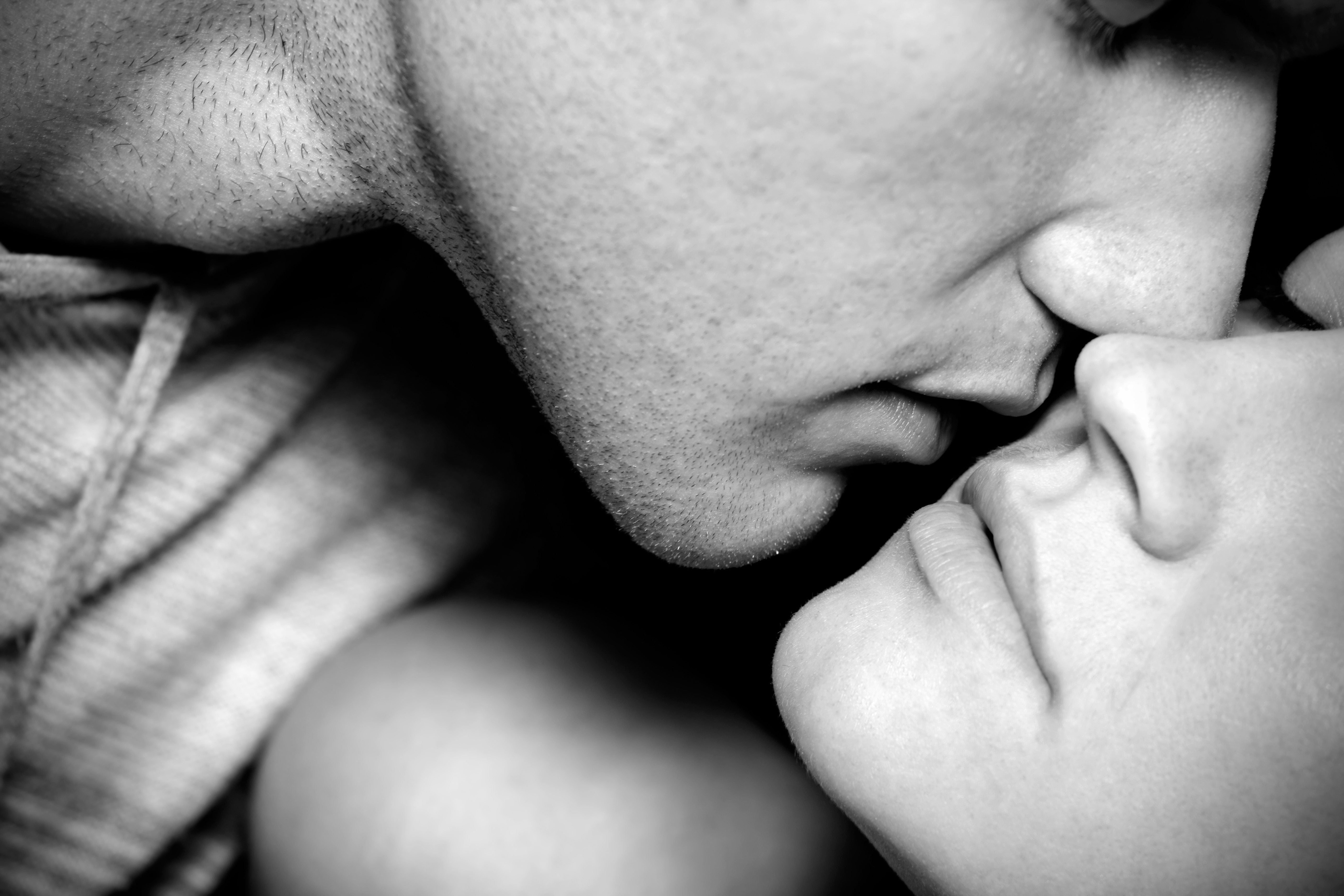 Grayscale photo of man and woman almost kissing HD wallpaper