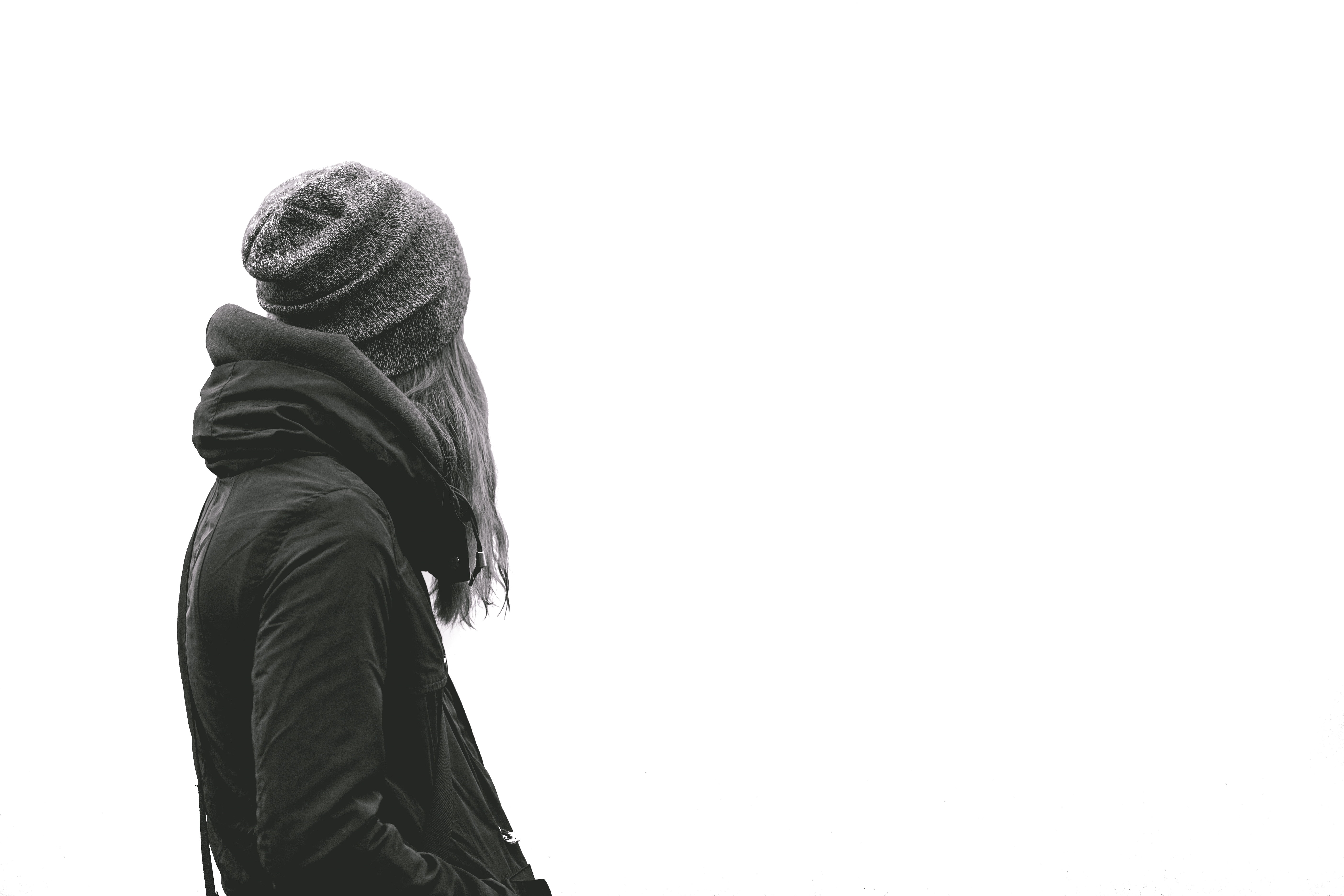 Woman wearing beanie hand and hoodie photo HD wallpaper