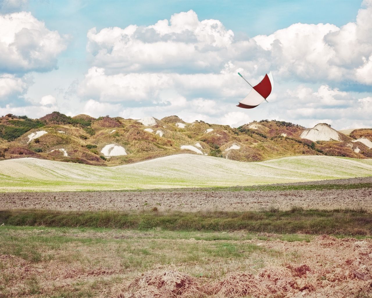 Download wallpaper 1280x1024 umbrella, hills, grass, field
