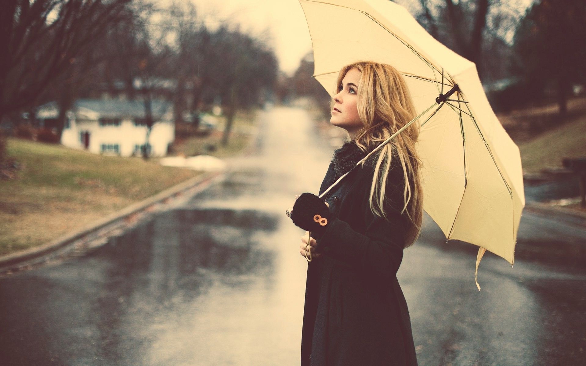 women, Blonde, Rain, Umbrella, Looking Up, Women Outdoors, Street, Depth Of Field Wallpaper HD / Desktop and Mobile Background