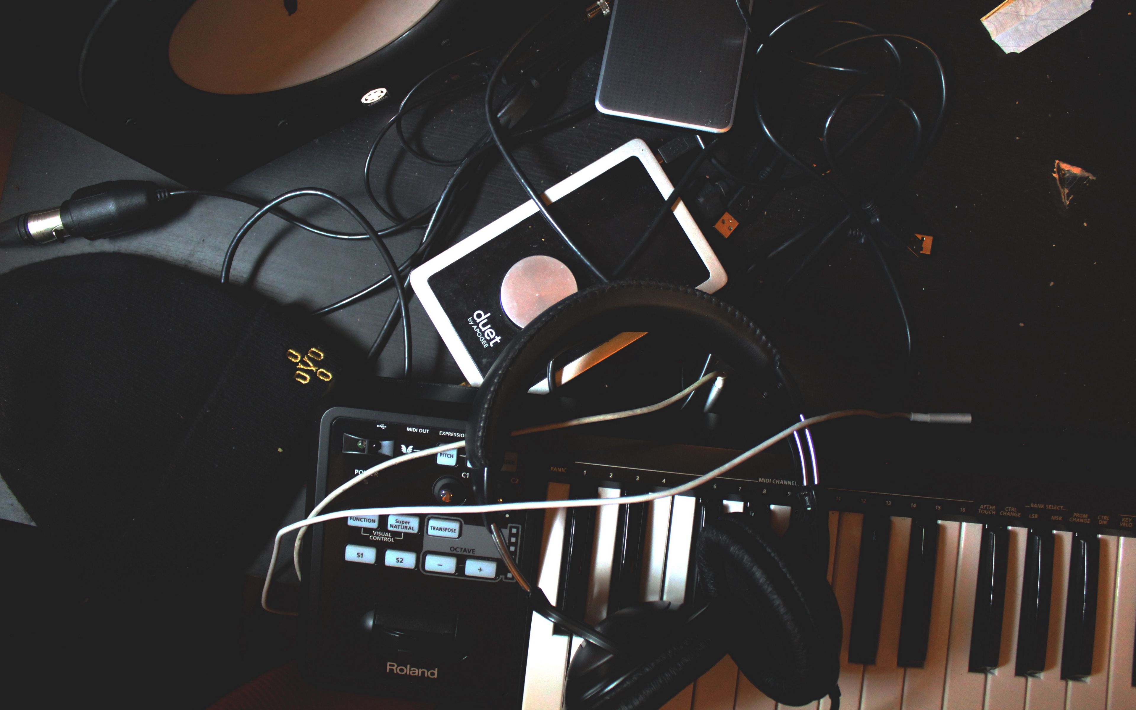 Download wallpaper 3840x2400 headphones, synthesizer, wires, music