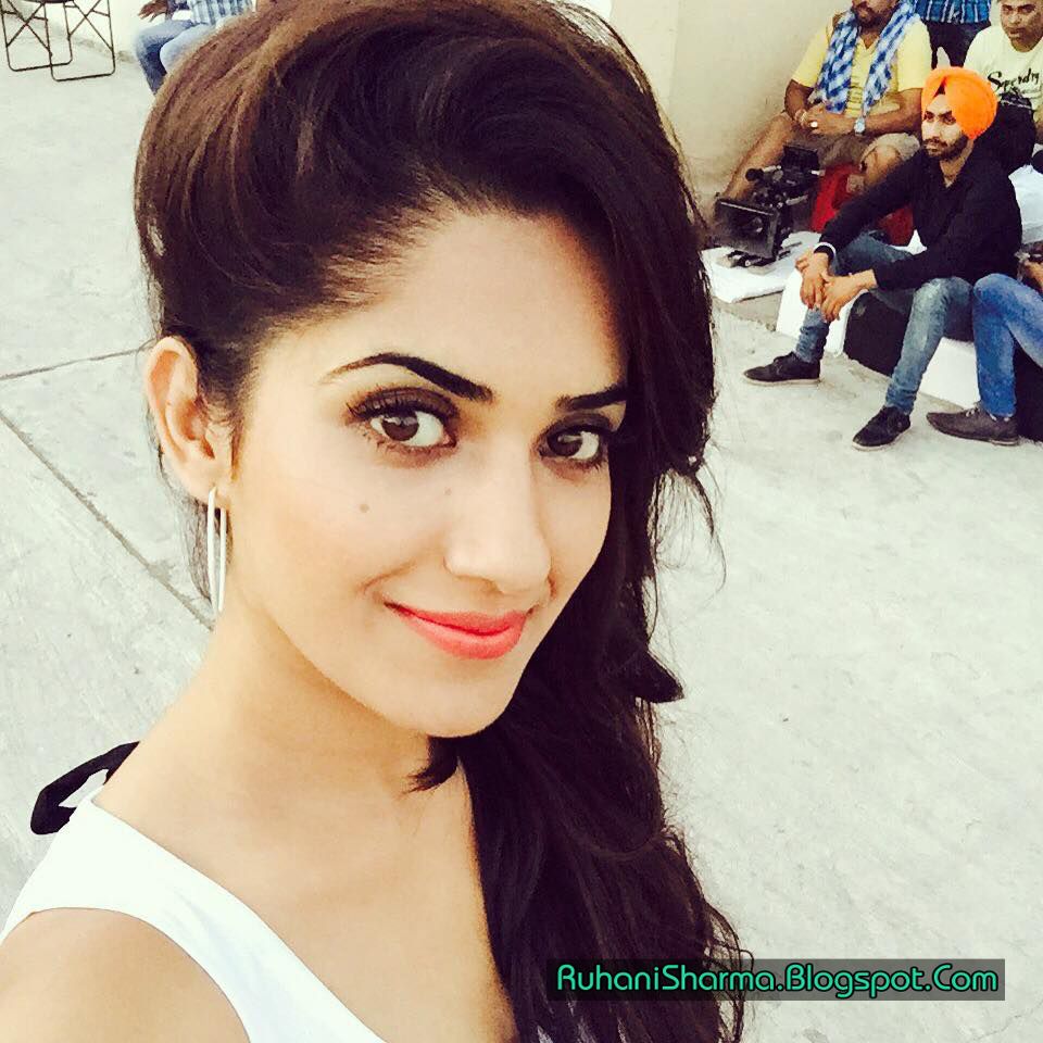 Beautiful Models Picture: Model Ruhani Sharma Selfie Picture
