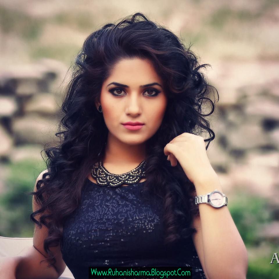 Englandiya: Ruhani Sharma Young Latest Pics