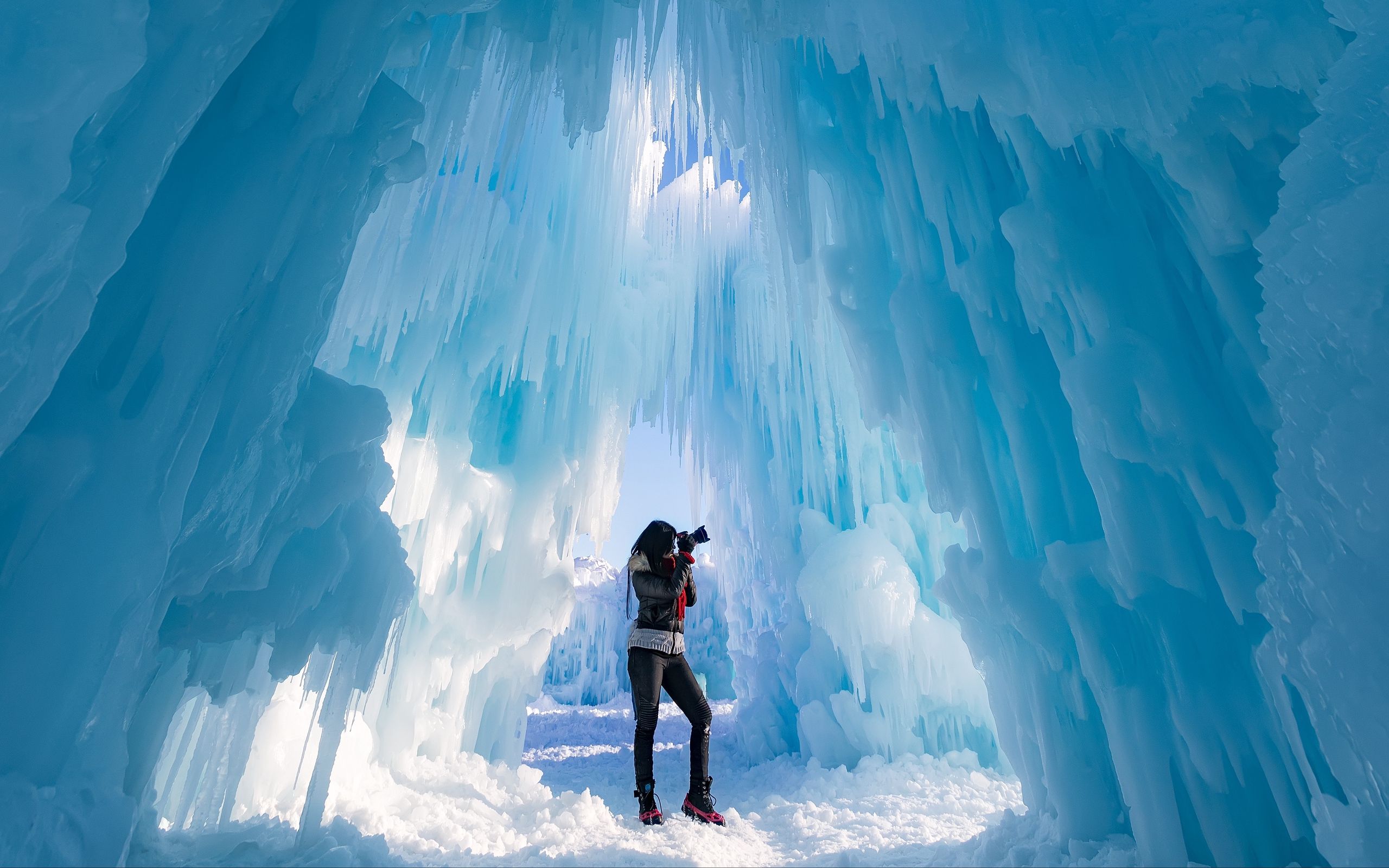Download wallpaper 2560x1600 ice castle, photographer, ice