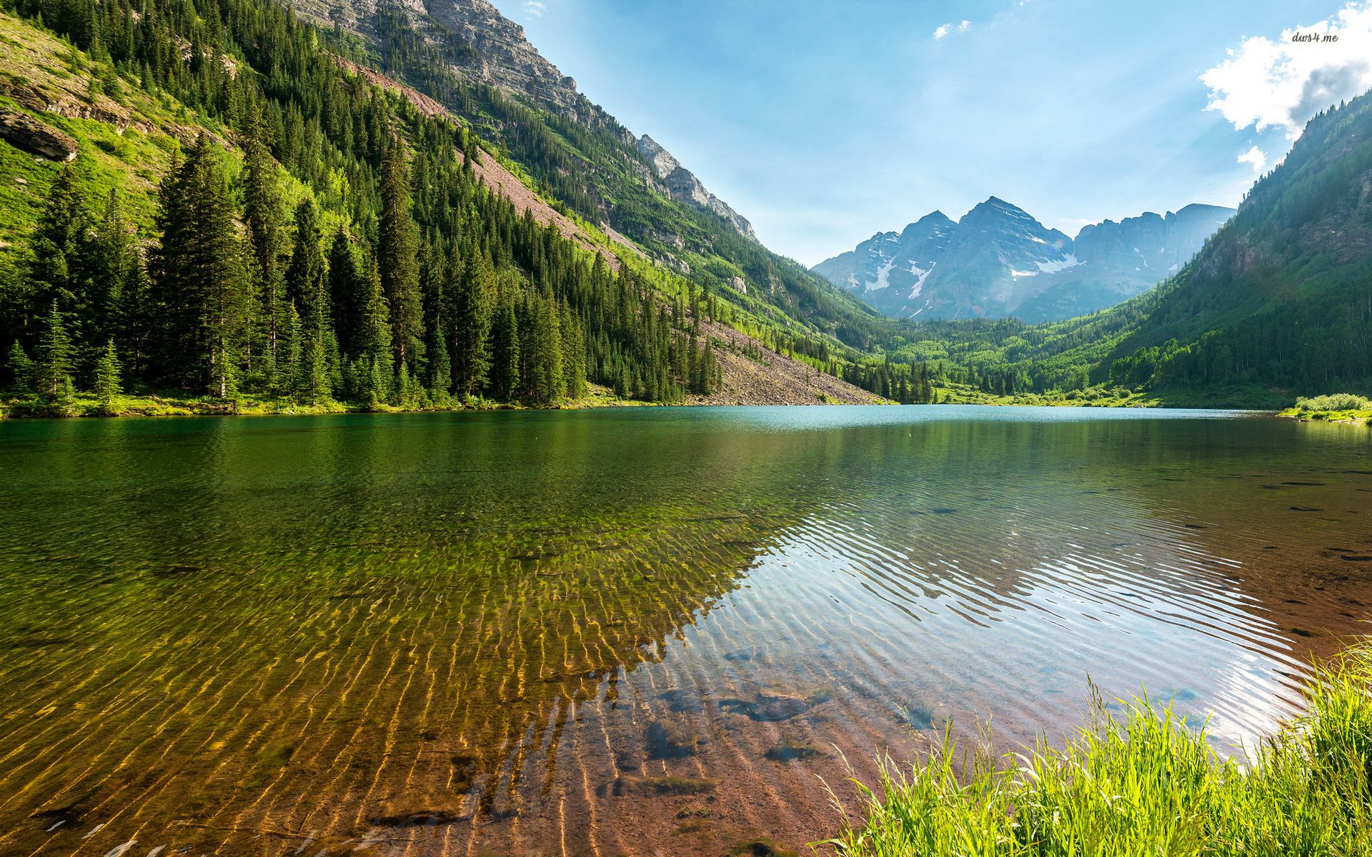 Beautiful Lake In The Mountain Valley Wallpaper