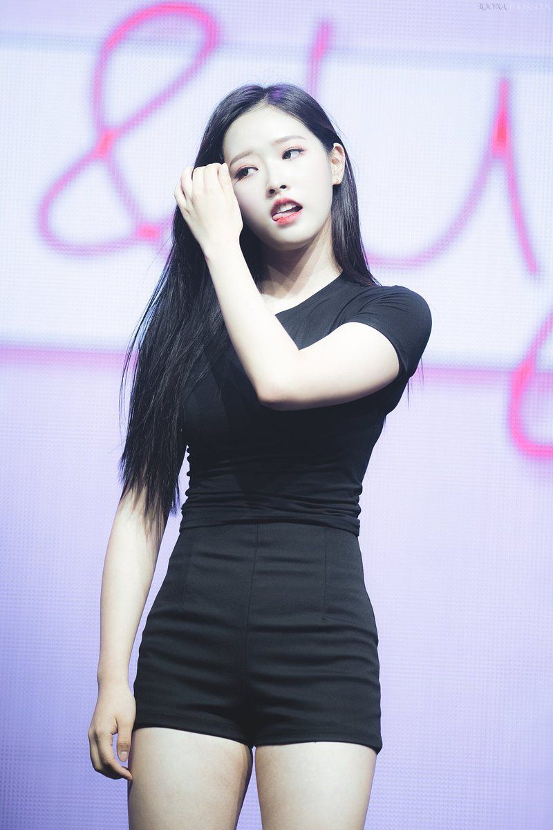olivia hye pics © loona blossom