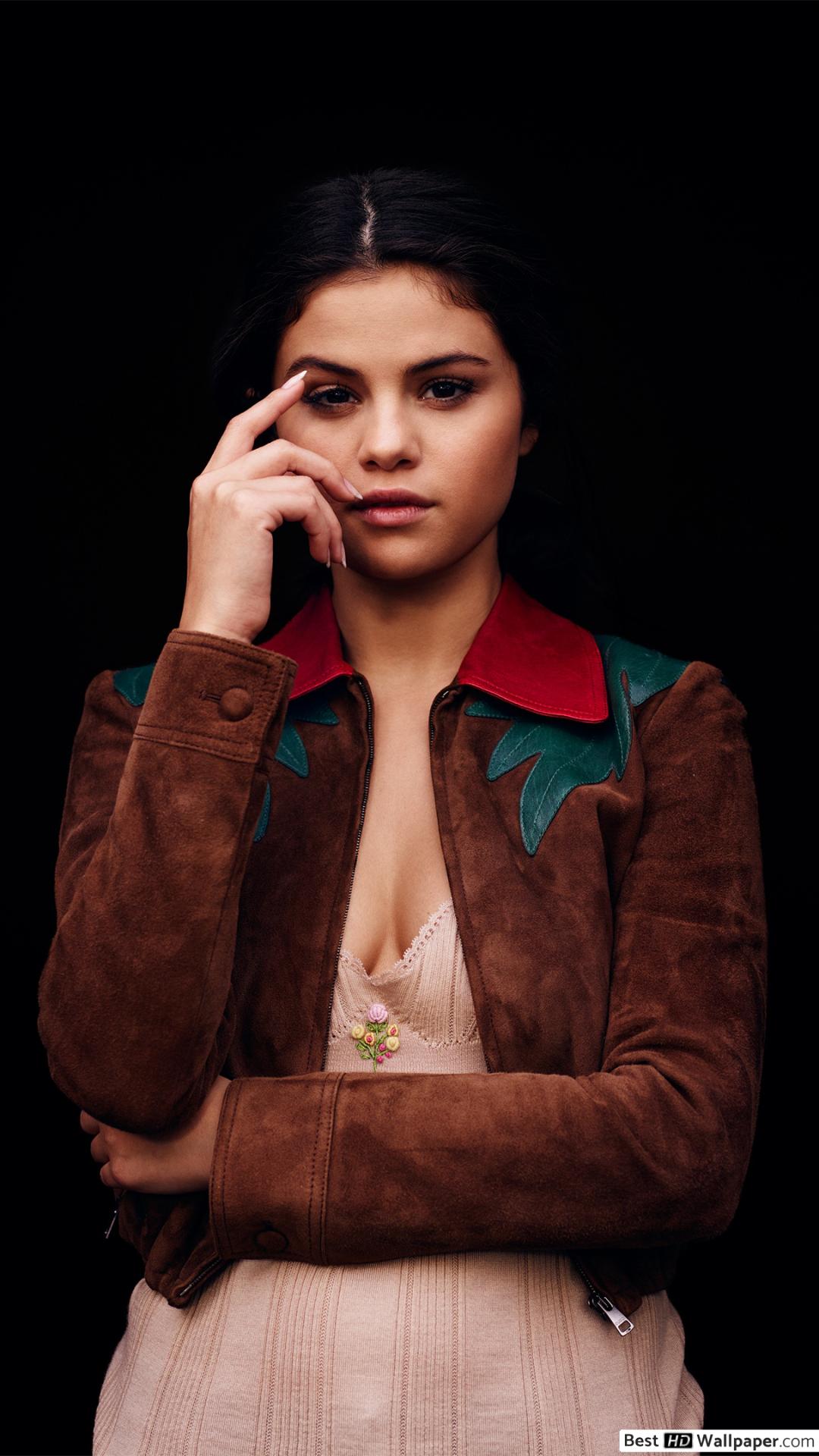 Selena Gomez in bruine jas HD wallpaper downloaden