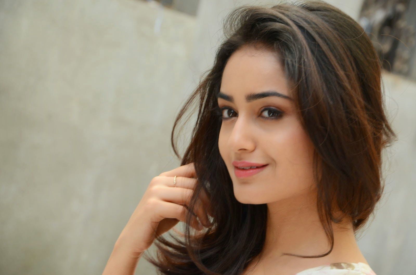 Tridha Choudhury Picture Tridha Choudhury HD wallpaper