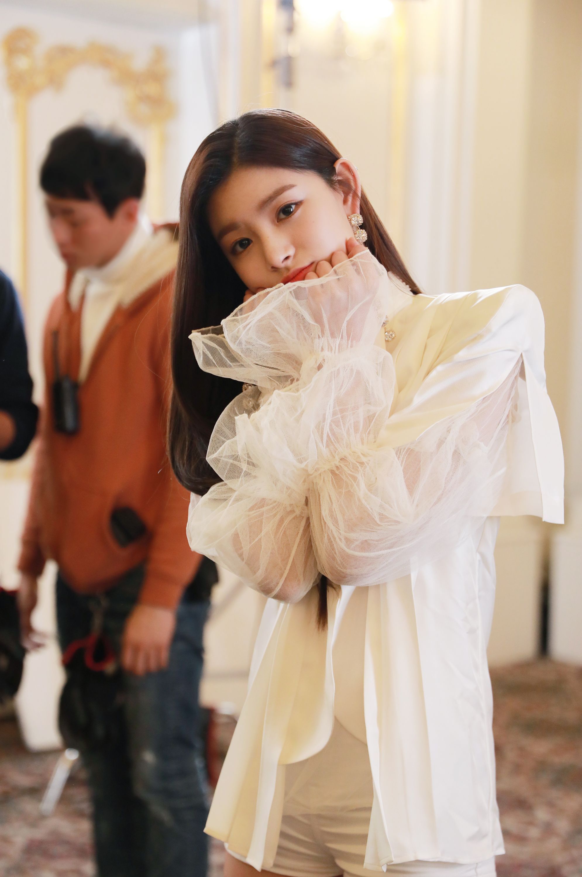 EVERGLOW Yiren Bon Chocolat behind the scenes