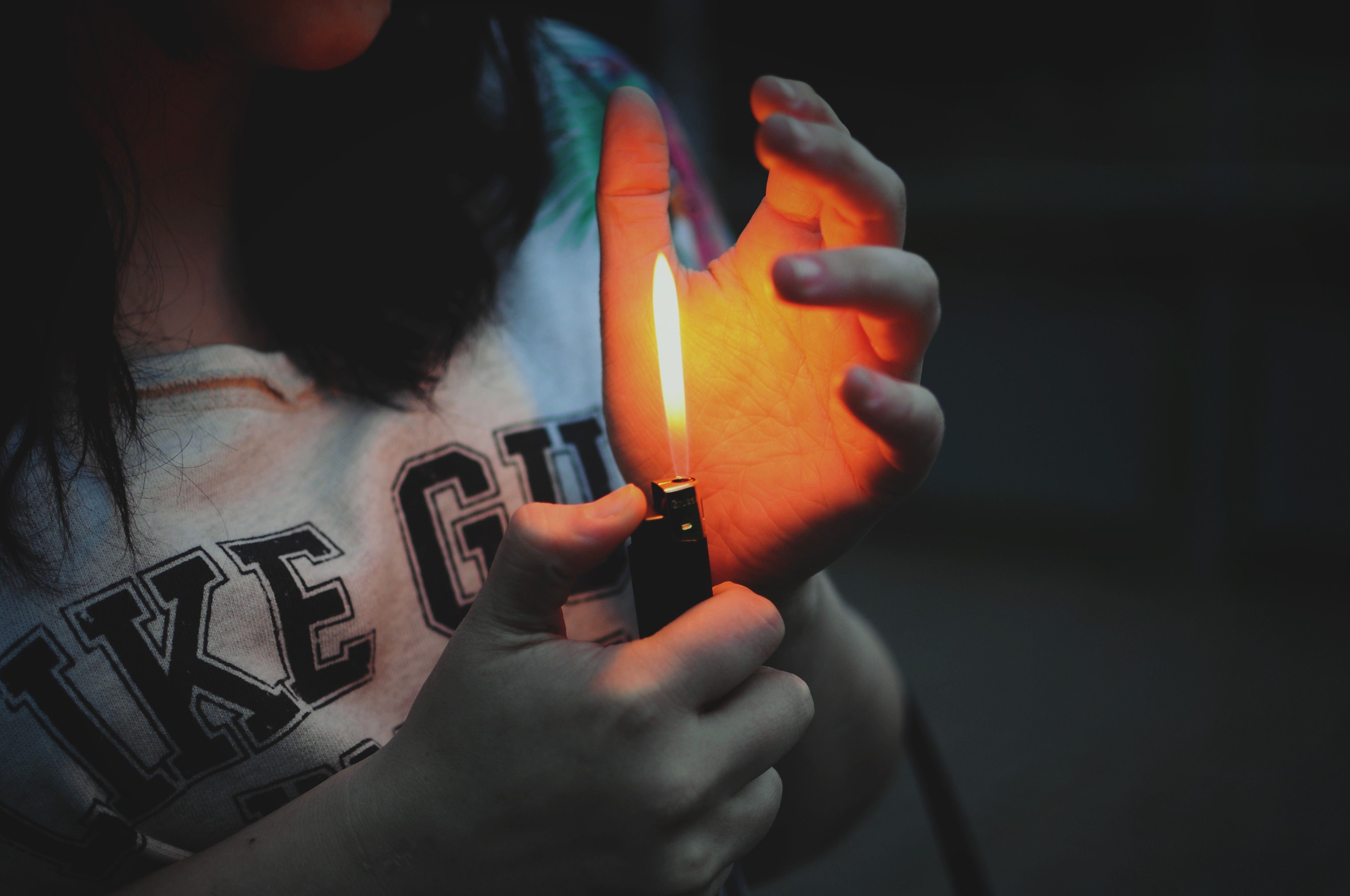 Light on fire. Рука с зажигалкой. Девушка с зажигалкой в руках. Огонь в руке. Пламя в руке.