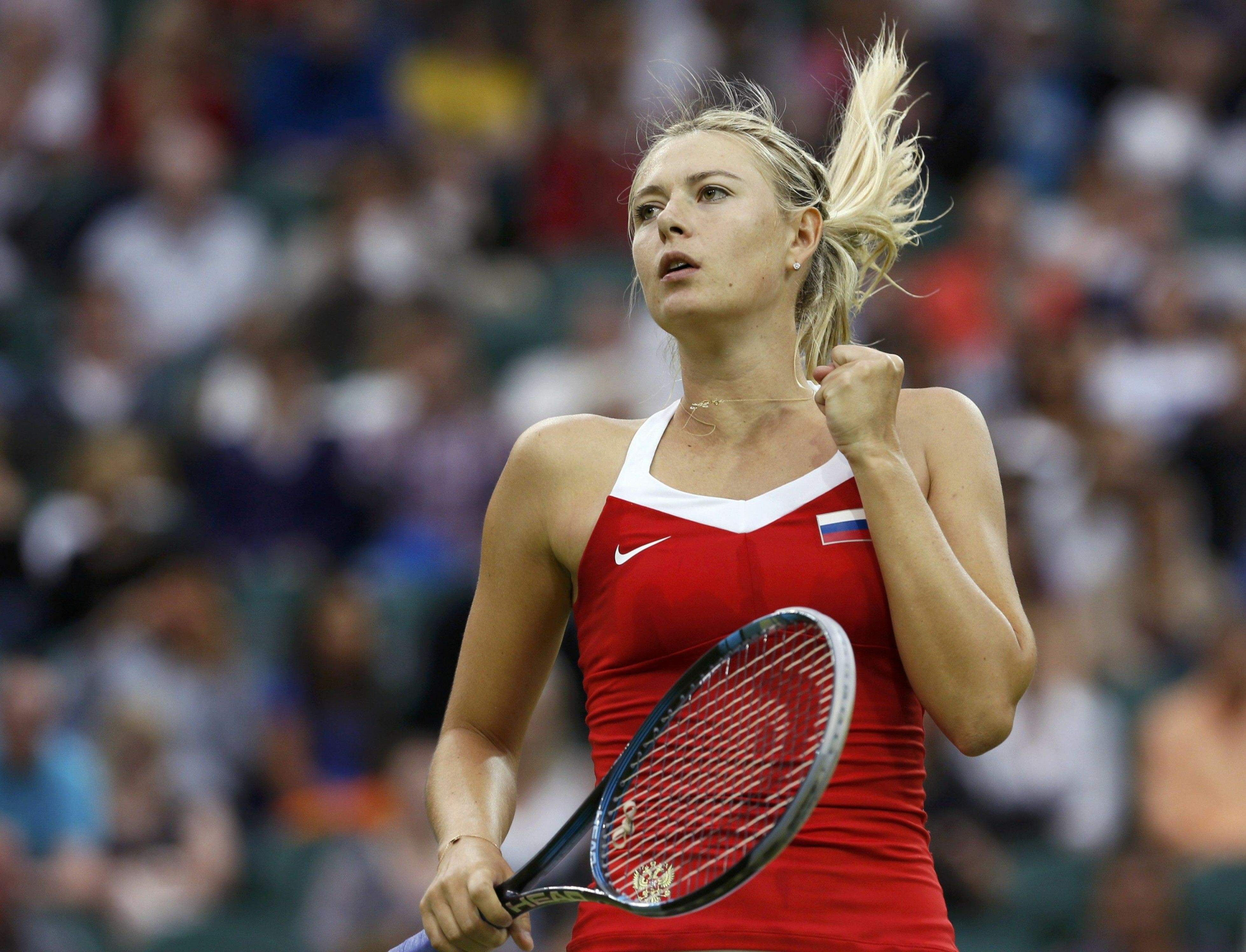 Women's red Nike sleeveless tennis top, photo, the game, tennis