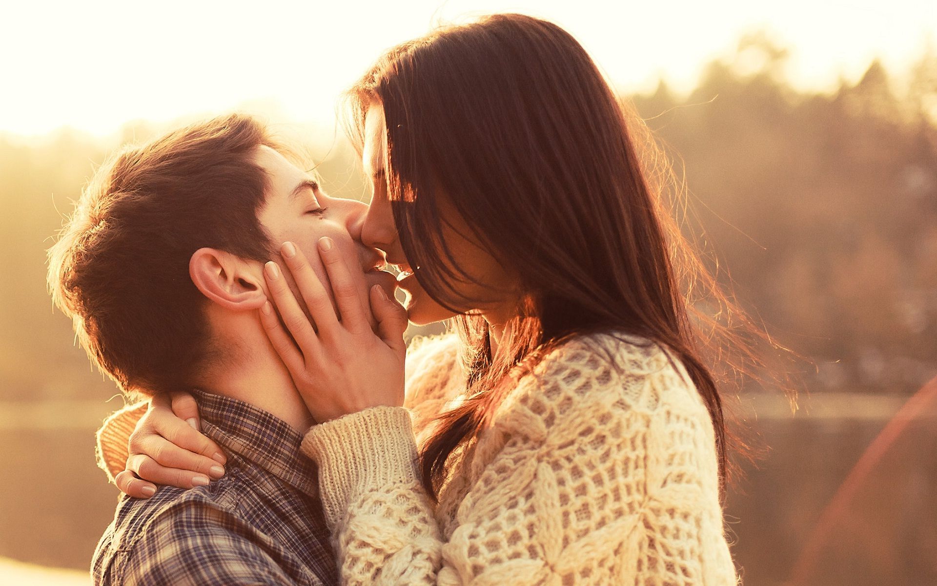 Красивые девушка целует парня. Красивый поцелуй. Объятия влюбленных. Пара влюбленных. Влюбленные парочки.