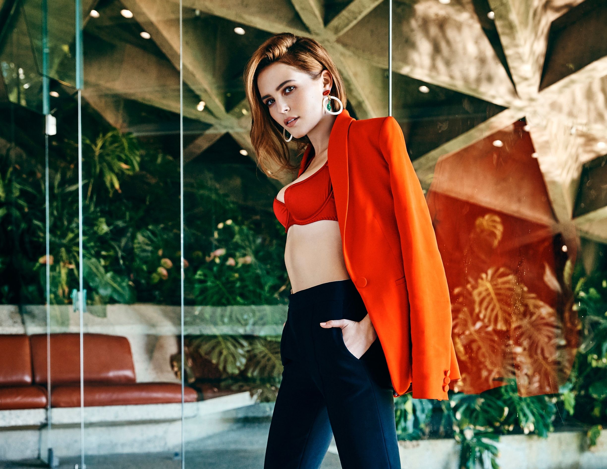Zoey Deutch HD Wallpaper