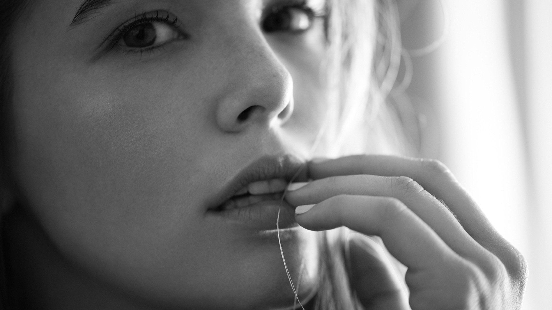 Zoey Deutch Monochrome Deutch Wallpaper 4k