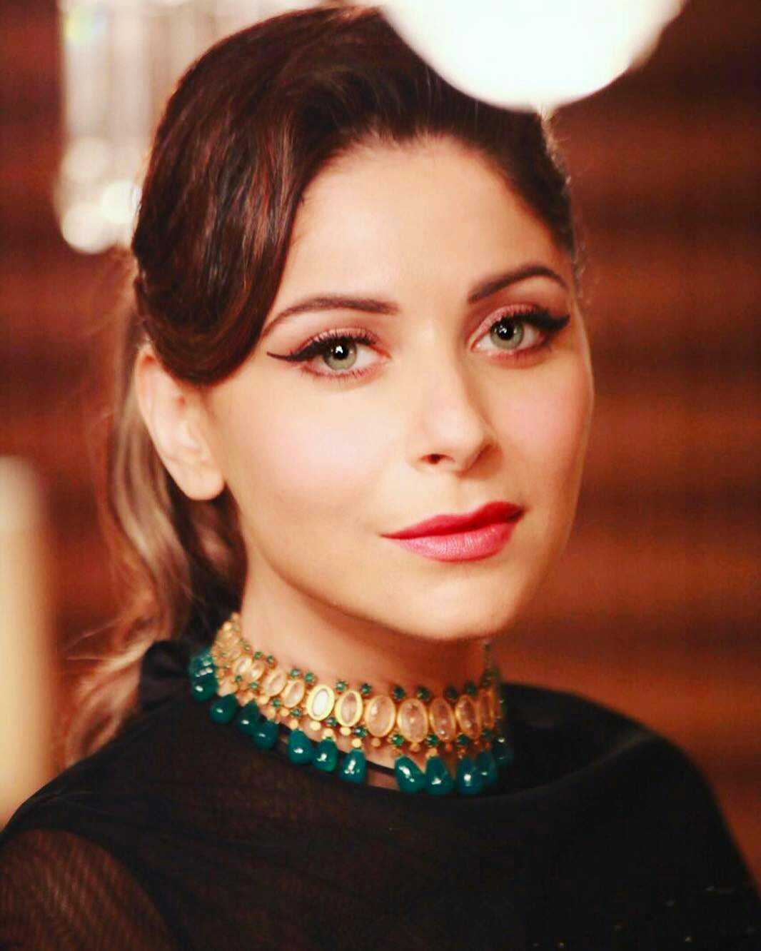 Kanika Kapoor Wallpapers - Wallpaper Cave