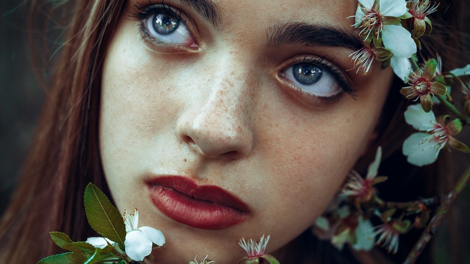 Download 1600x900 Brunette, Blue Eyes, Red Lipstick, Freckles