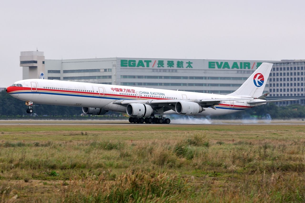 Airbus A340 600 Of China Eastern Airlines Touch Down Runway
