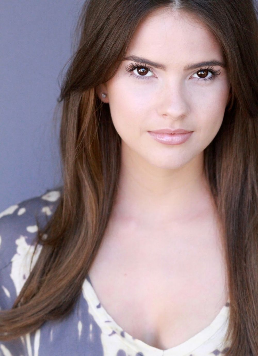 Shelley Hennig iPhone Background