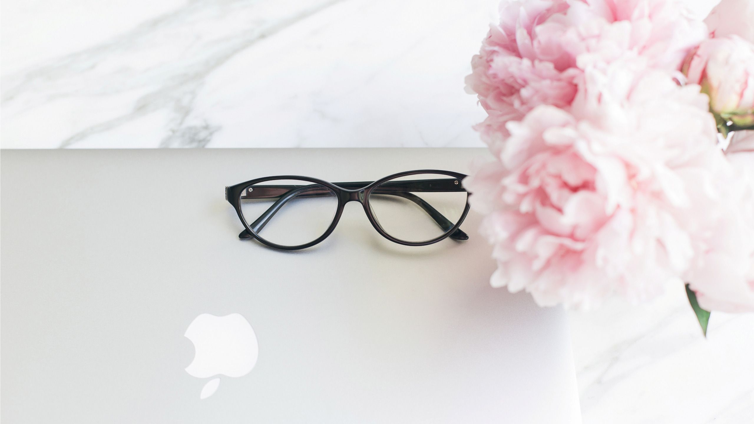 Download wallpaper flowers, apple, bouquet, glasses, laptop