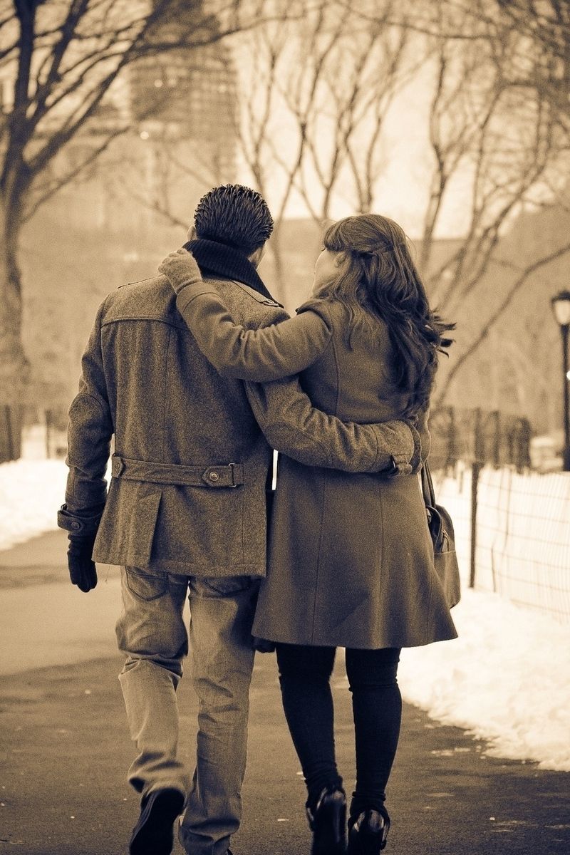 Download Wallpaper 800x1200 Couple, Walk, Black White, Sepia, Winter, Relationships Iphone 4s 4 For Parallax HD Background