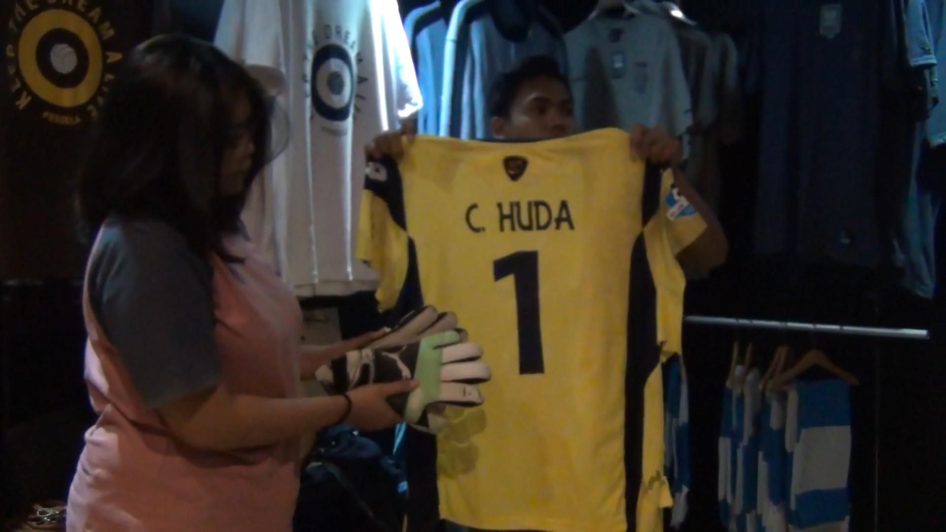 Pojok Pitu. Kostum Khoirul Huda Disimpan di Distro Persela