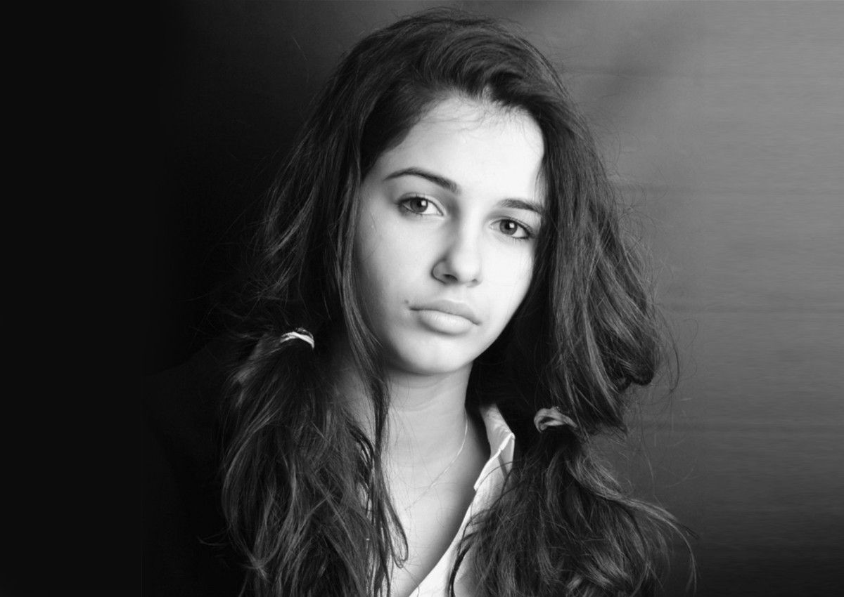 HD Naomi Scott Wallpaper