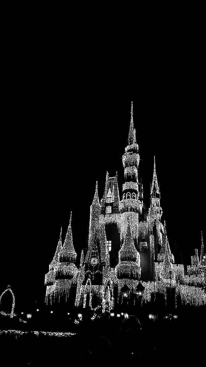 Cool black and white photo of the castle at Christmas. Castelo da