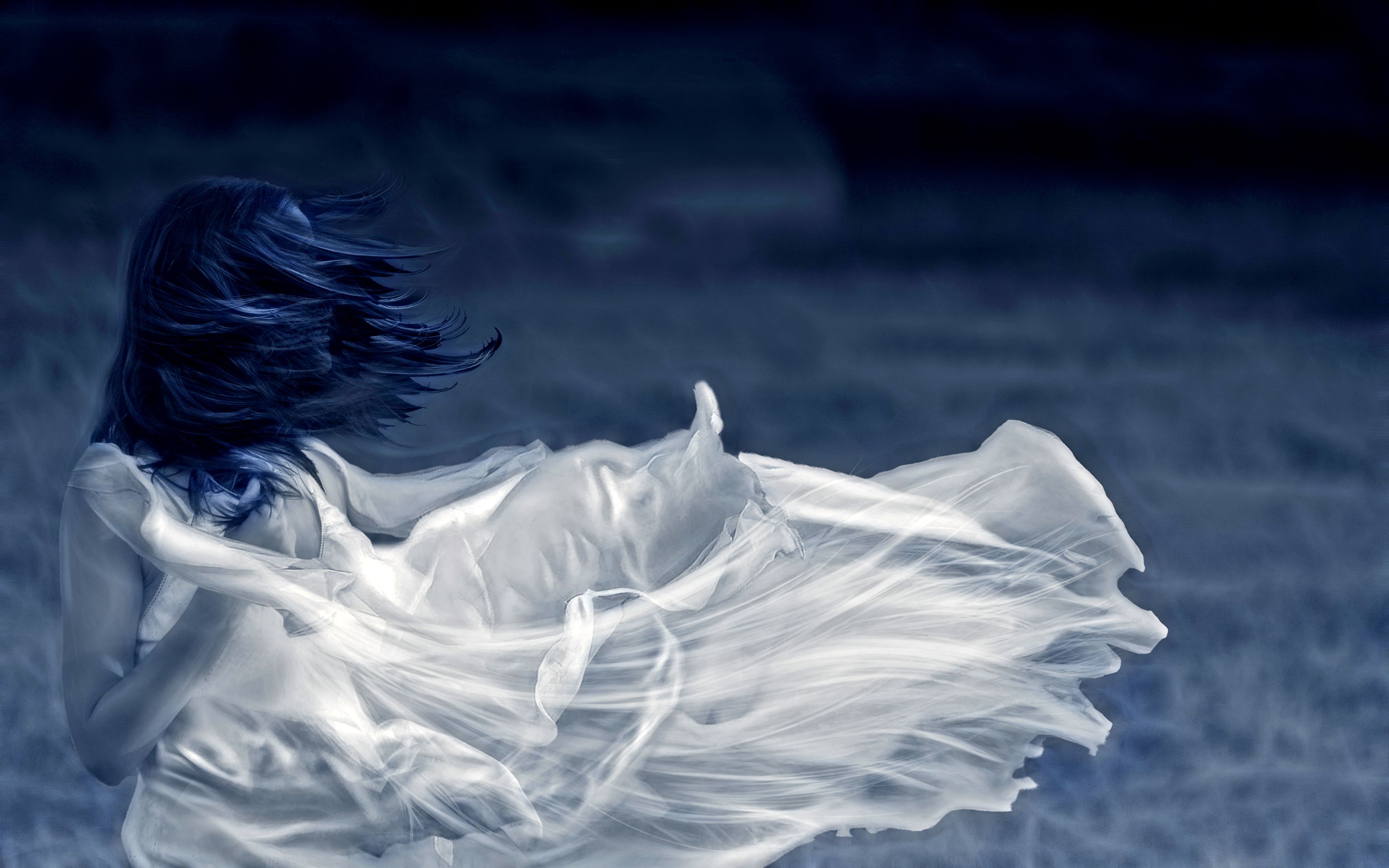 Разбитая стая. Женщина на ветру. Волосы развеваются на ветру. Развивается на ветру. Девушка в белом платье.