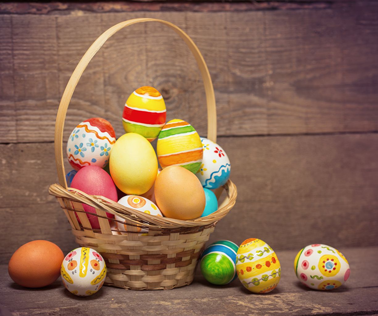Photos Easter Eggs Wicker basket Holidays Wood planks