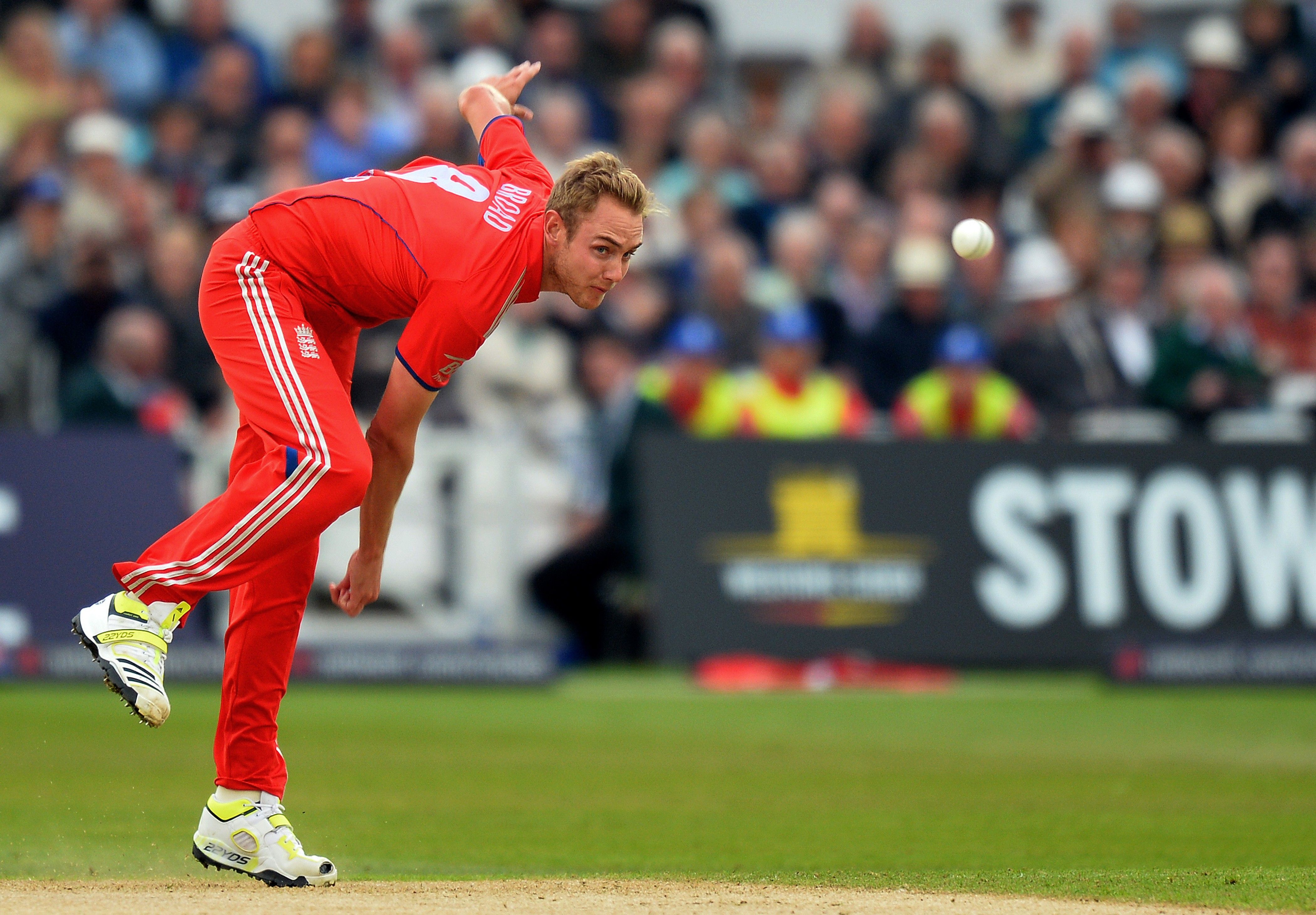 English Cricketer Stuart Broad Bowling On Ground HD