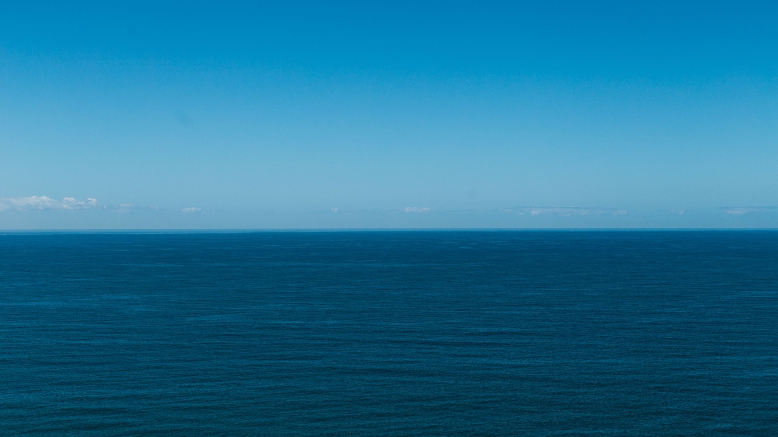 Download wallpaper 2560x1440 sea, horizon, minimalism, sky