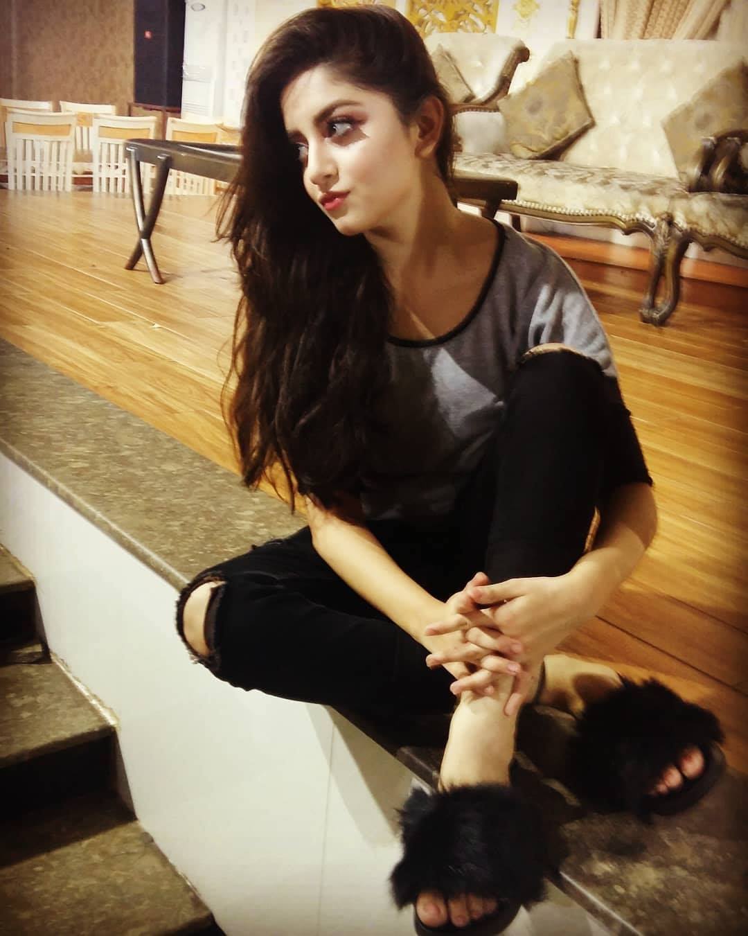 Alizeh Shah's Feet << wikiFeet