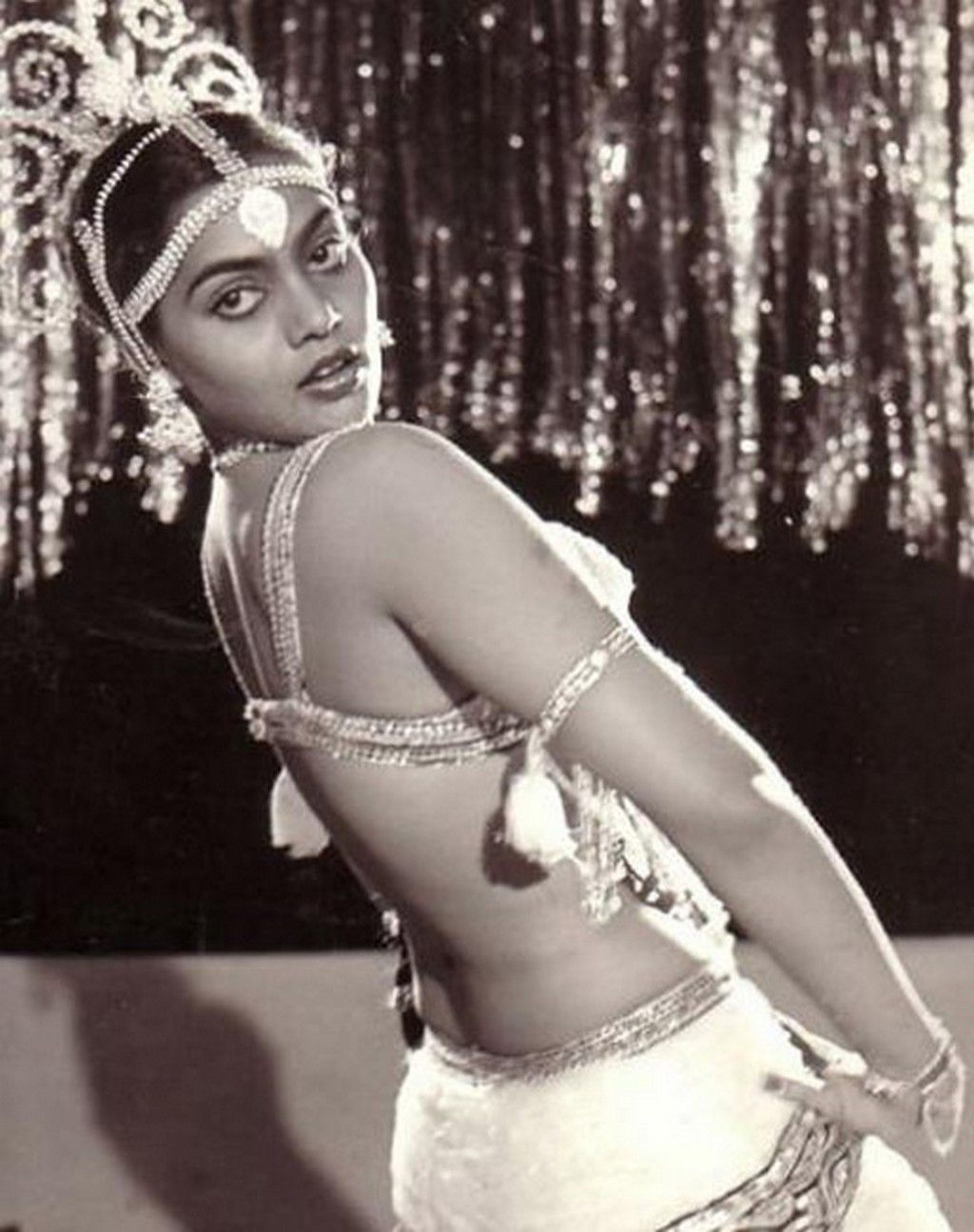 Silk Smitha's Family Slaps A Notice On The Dirty Picture Hot News