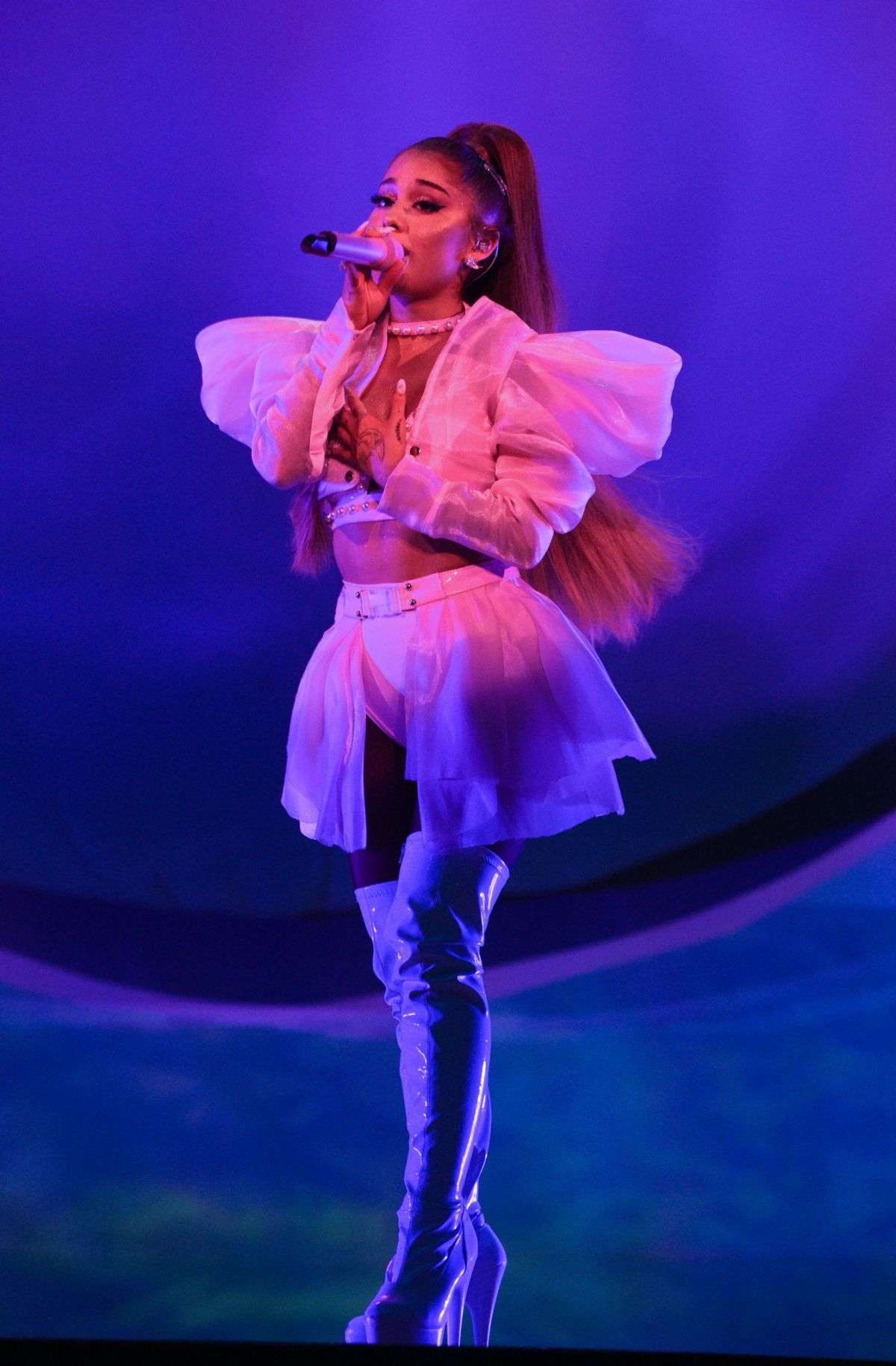 Ariana Grande On Sweetener World Tour 11