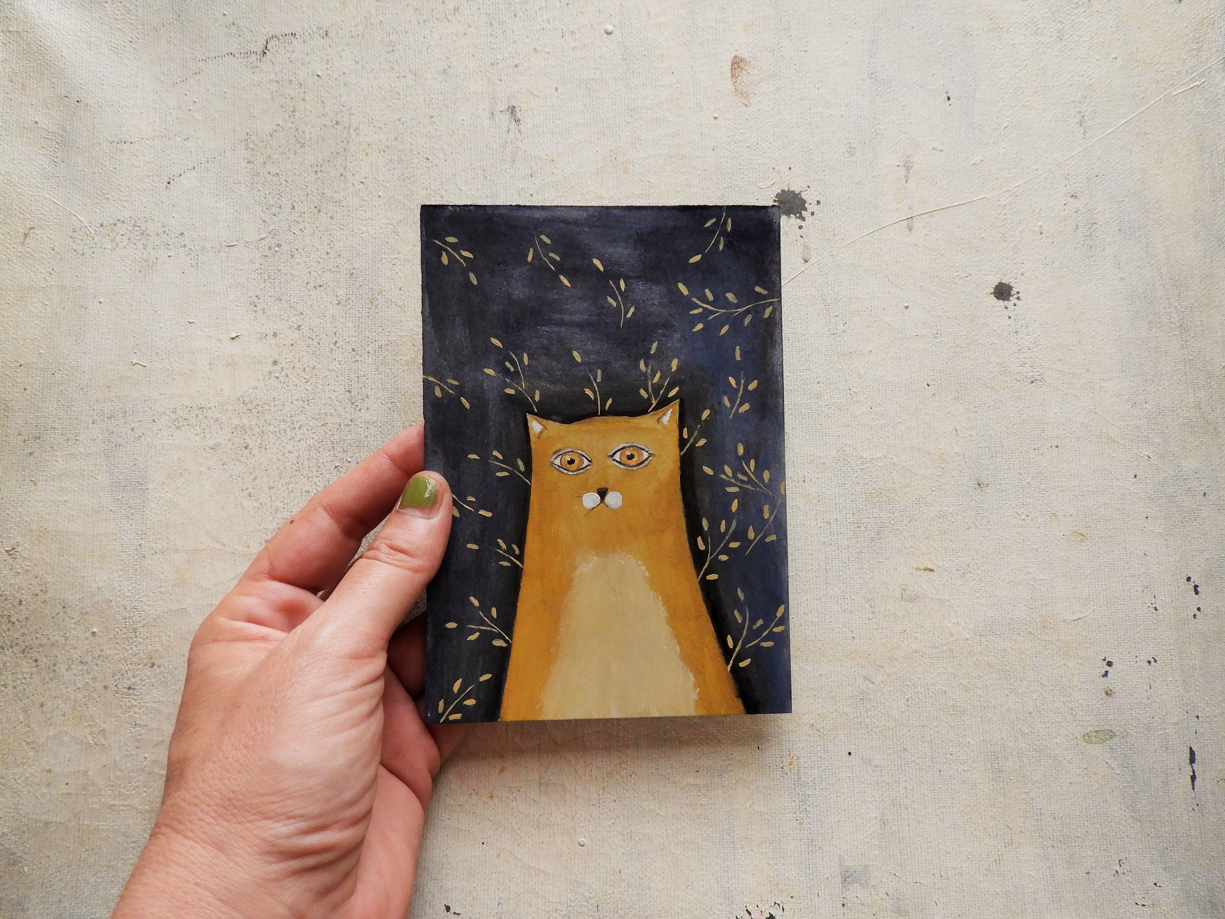 A new tiny cat wit a lot of leaves alll around ^_^