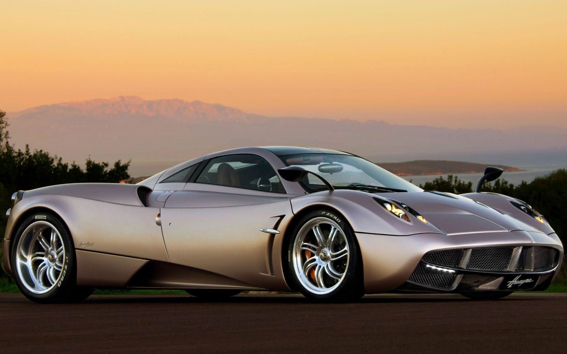 Desktop luxury cars picture wallpaper dowload. Pagani huayra
