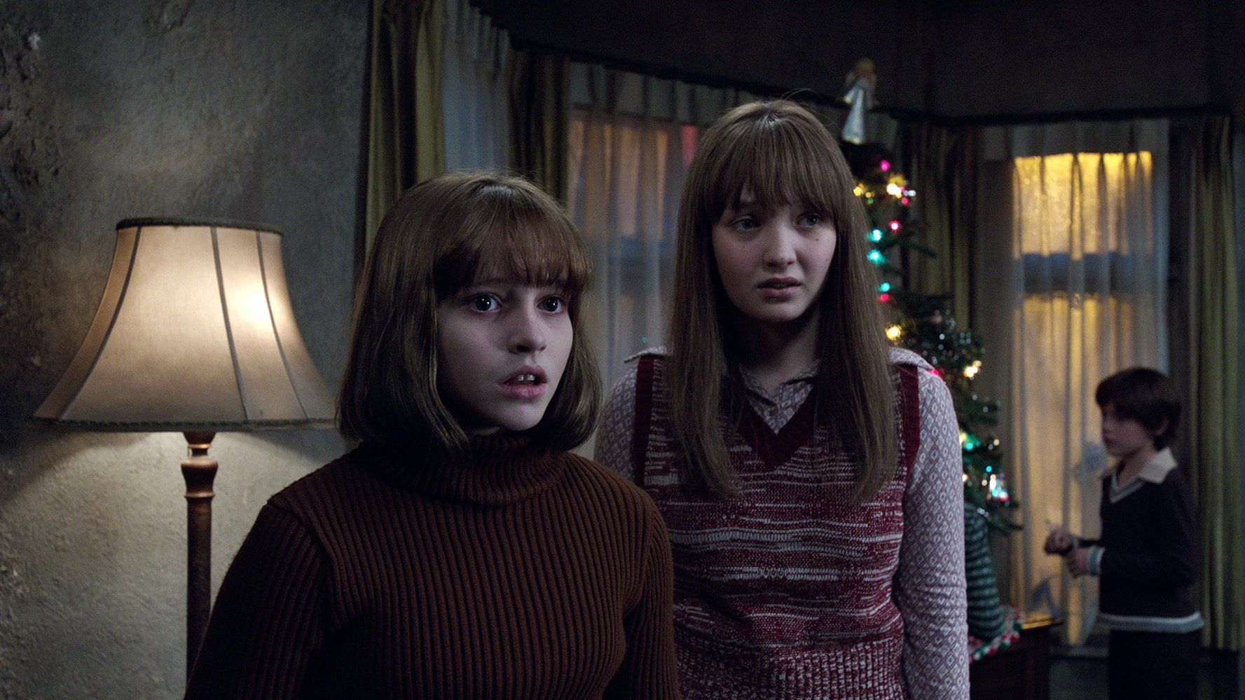 Madison Wolfe and Lauren Esposito in The Conjuring 2 (2016)