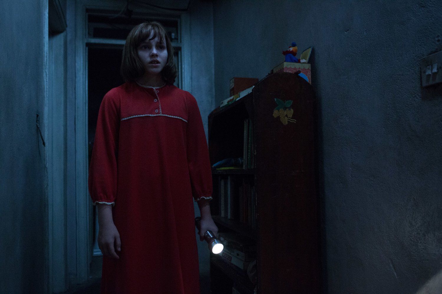 THE CONJURING 2 Featurettes, 41 Image and 2 Posters