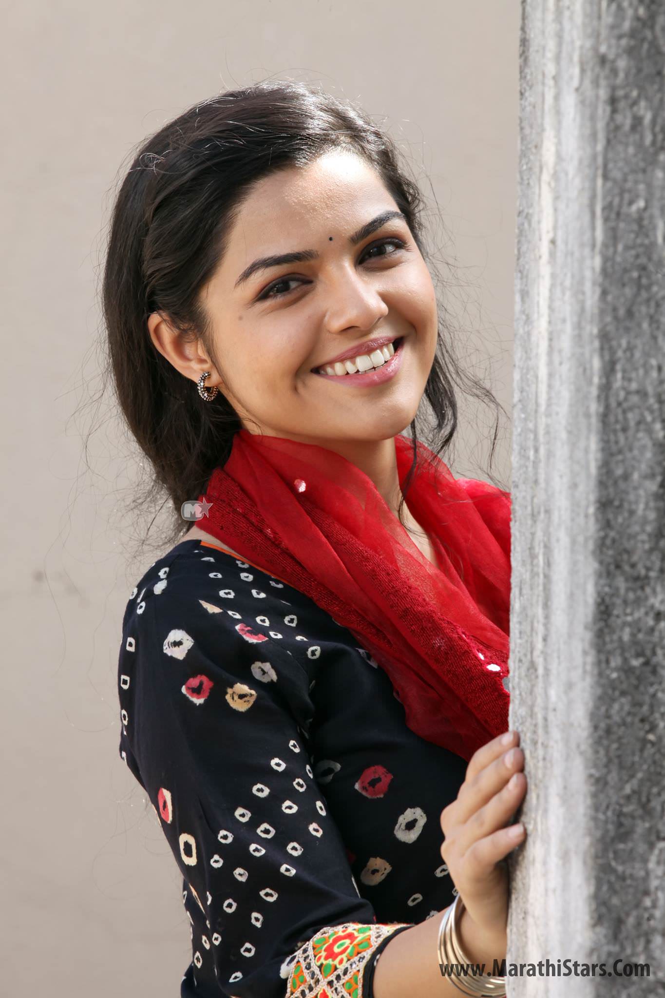 Aarya Ambekar Marathi Actress Singer Photo Bio Wiki Image Profile