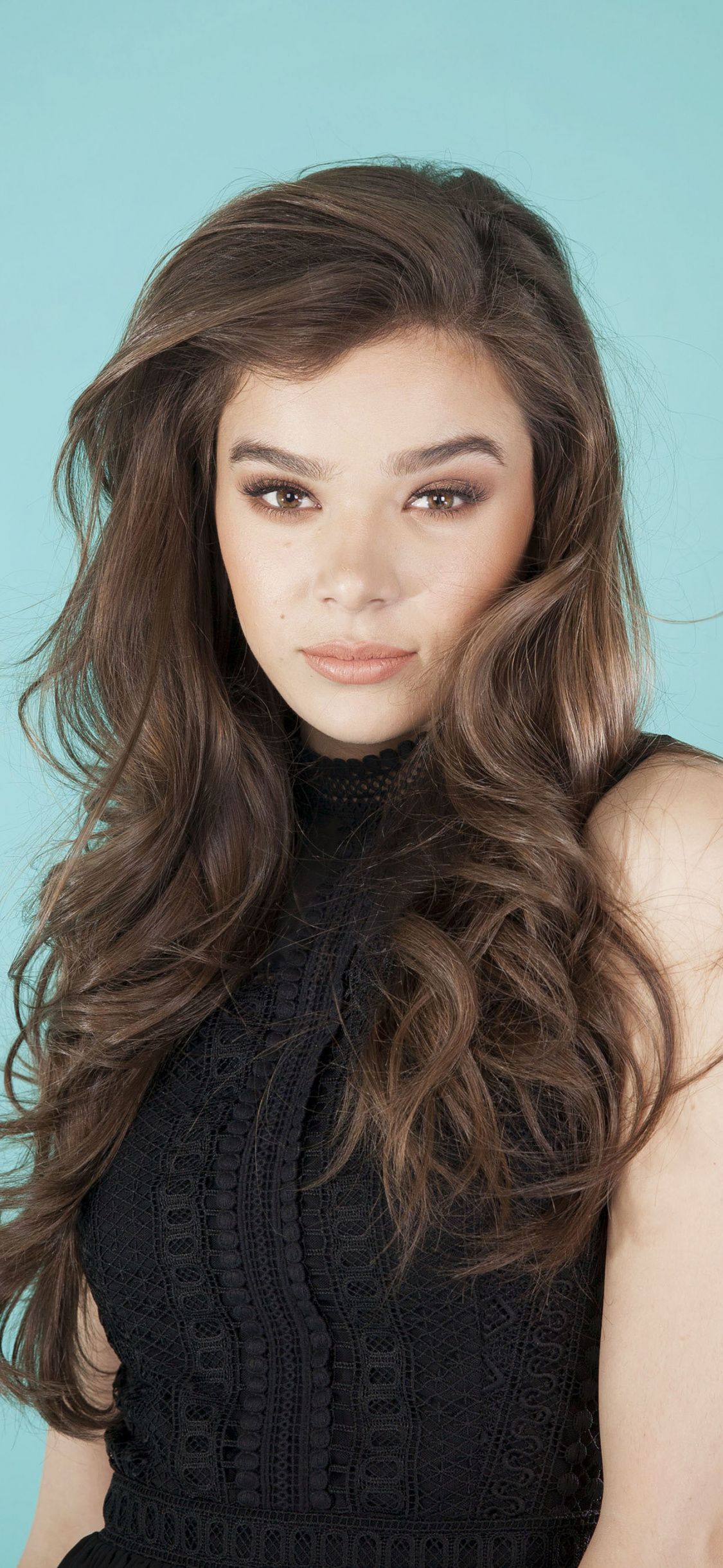 Download 1125x2436 wallpaper hot and beautiful, hailee steinfeld