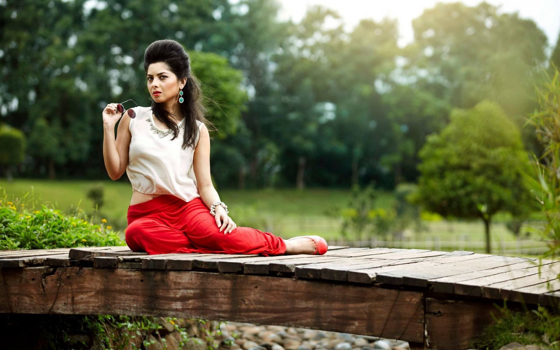 Download wallpaper Sonali Kulkarni, Bollywood, indian actress