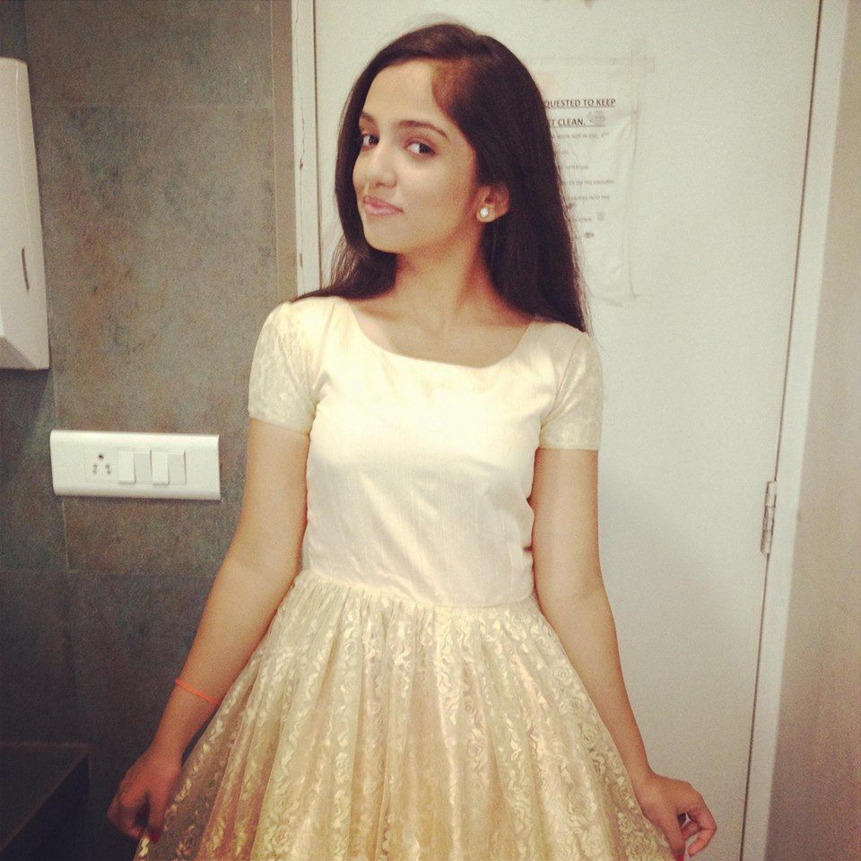 Ahsaas Channa Wallpaper, Selfie, Image, pic, HD Image, picture