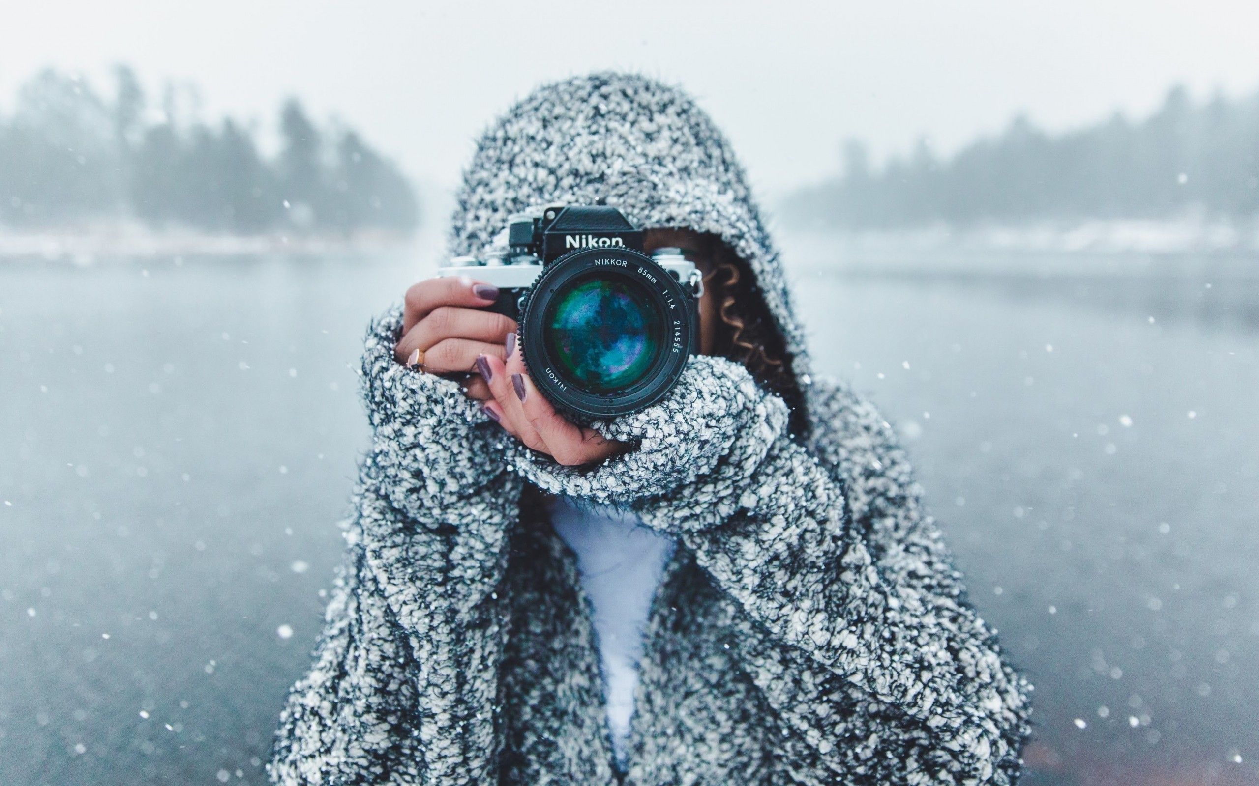 Download 2560x1600 Photographer, Hoodie, Nikon Camera, Snow, Girl